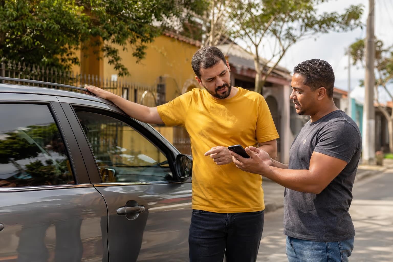 Aluno comparando opções de instrutor de direção na própria região